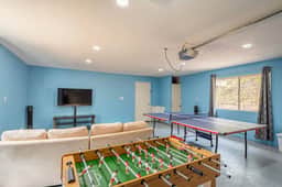 Cherry Cottage by Yosemite w/ Game Room & Hot Tub