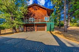 Victorian Villa by Bass Lake, 20 min to Yosemite