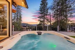 Yosemite Garden View Getaway, Hot Tub, Pool Table