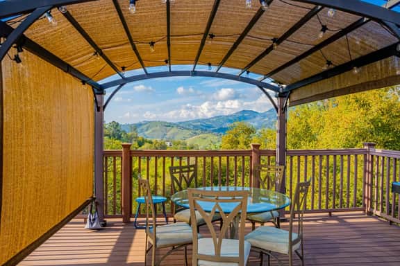 Sunset Lookout Mountain villa, Meadows, Gazebo
