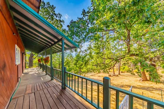 Victorian Villa by Bass Lake, 20 min to Yosemite