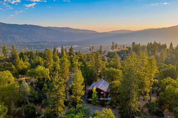 Victorian Villa by Bass Lake, 20 min to Yosemite