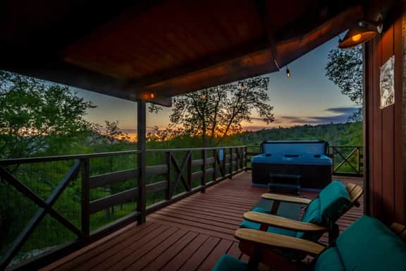 Yosemite Black Oak Villa with Hot tub, Game Room, EV, RV, Outdoor games