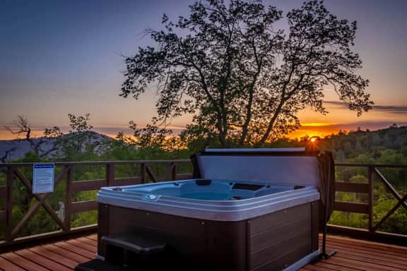 Yosemite Black Oak Villa with Hot tub, Game Room, EV, RV, Outdoor games