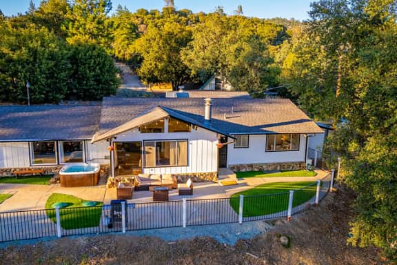 Yosemite Garden View Getaway, Hot Tub, Pool Table