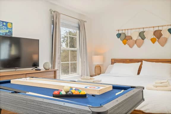 Yosemite Skunk Cabin w/ Game Room & Hot Tub
