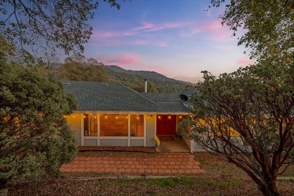 Cherry Cottage by Yosemite w/ Game Room & Hot Tub
