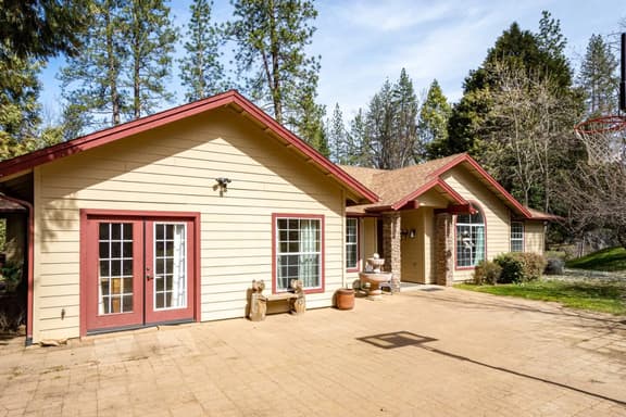 Creekside Haven near Yosemite w/ Hot Tub, GameRoom