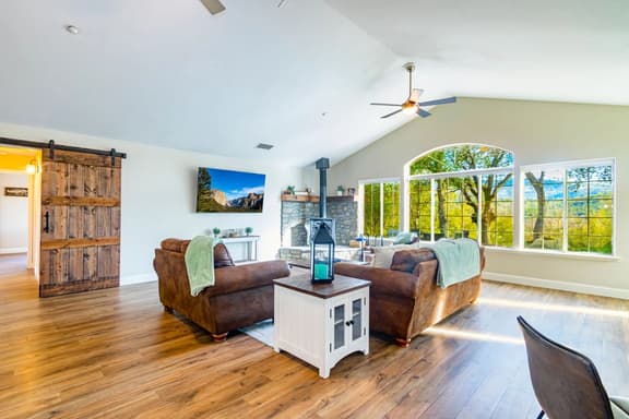 The Mystic Mountains Retreat, Hot Tub, Fenced yard