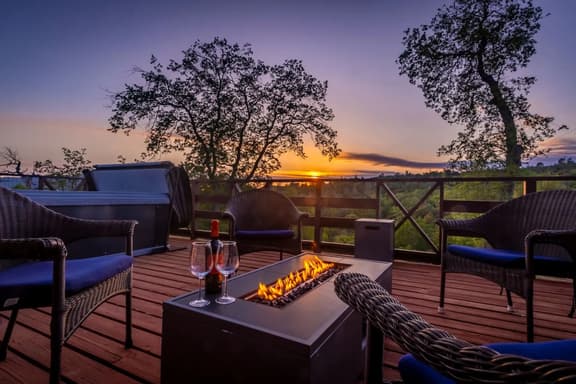 Yosemite Black Oak Villa with Hot tub, Game Room, EV, RV, Outdoor games