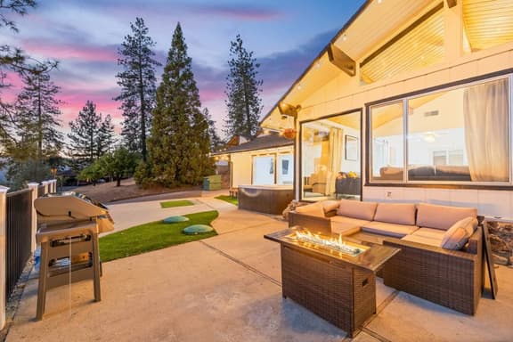 Yosemite Garden View Getaway, Hot Tub, Pool Table