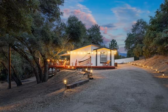 Yosemite Skunk Cabin w/ Game Room & Hot Tub